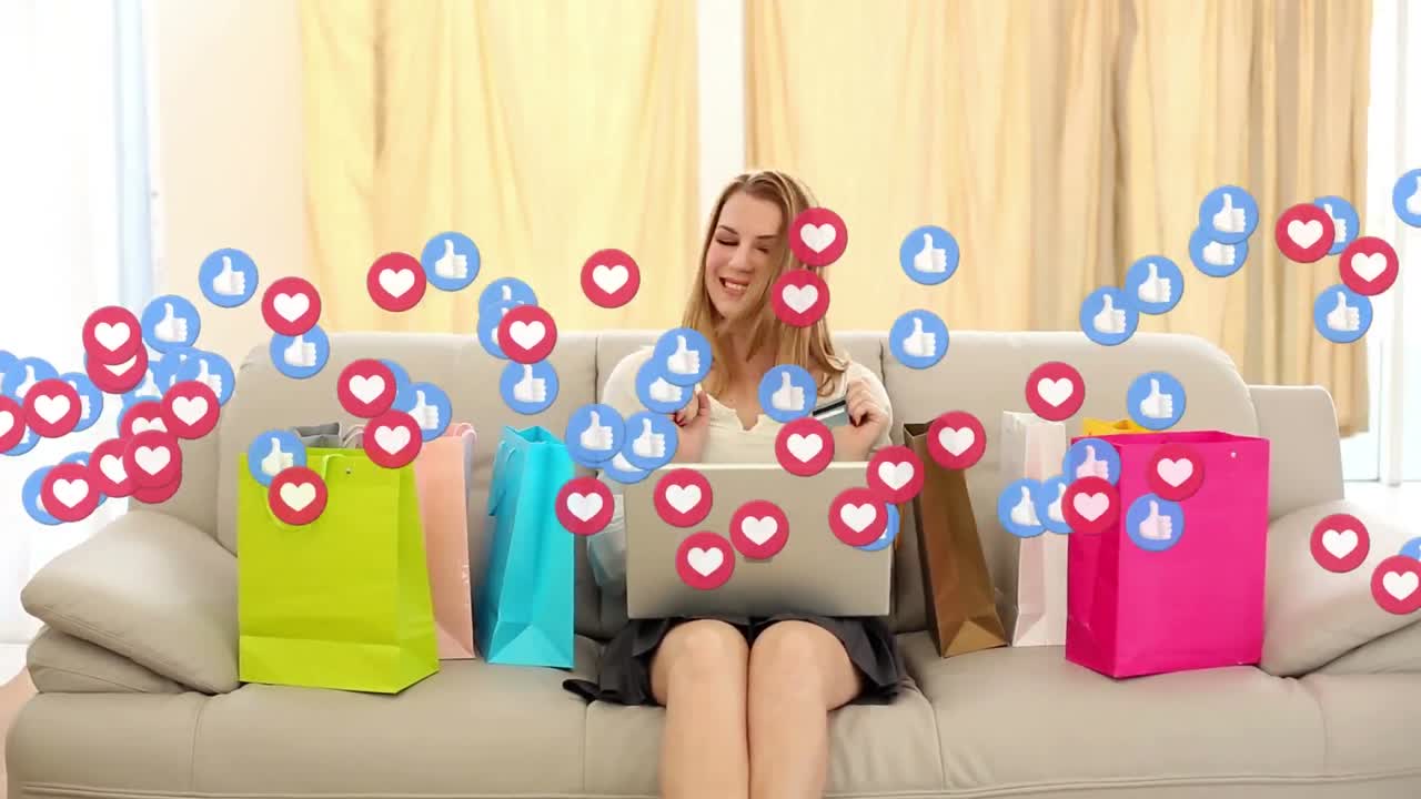 animación de iconos de "me gusta" y "corazón" sobre una mujer caucásica con bolsas de compras y portátil celebrando.