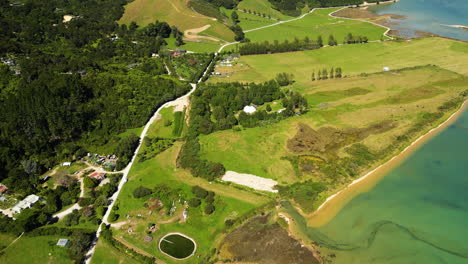 vista aérea de la bahía de wainui, bahía dorada, en la región de tasmania de la isla sur, nueva zelanda, imágenes panorámicas de drones paisaje marino natural