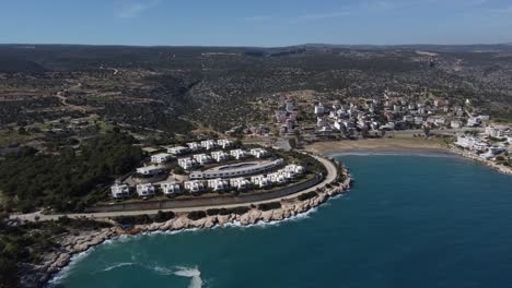 Luftaufnahme-Von-Weißen-Ferienhäusern-Mit-Meer--Und-Bergblick