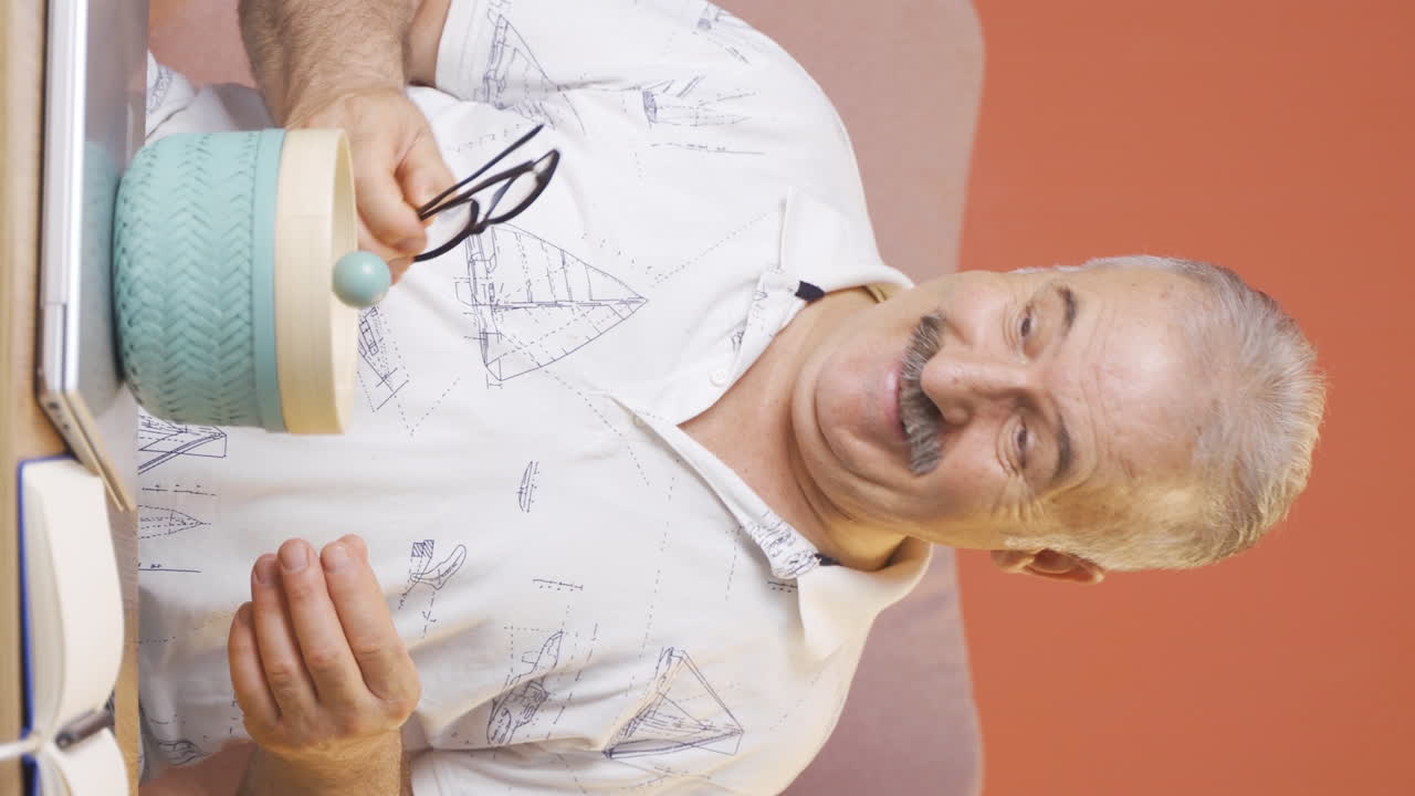 vídeo vertical de un anciano sin problemas de visión arroja gafas a la basura.