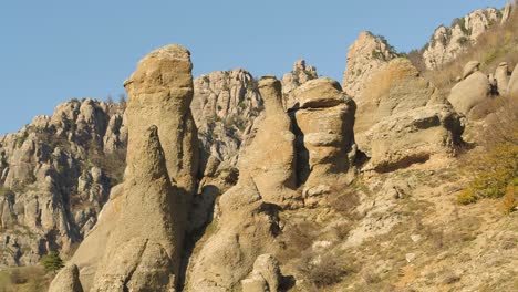 formaciones rocosas en un paisaje montañoso