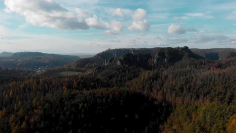 Herbstwälder-Im-Gebirgigen-Nationalpark-Sächsische-Schweiz,-Deutschland