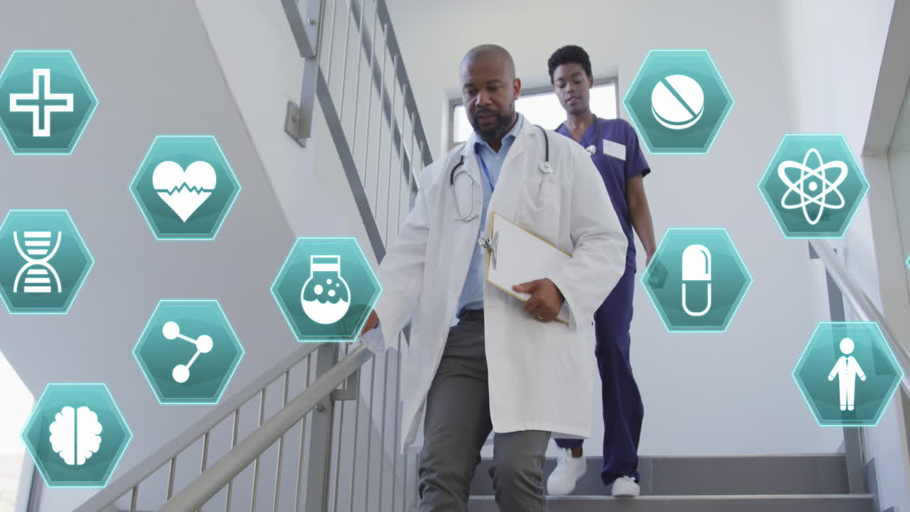 Animation d'icônes médicales superposées à une femme et un homme médecins afro-américains descendant rapidement un escalier.