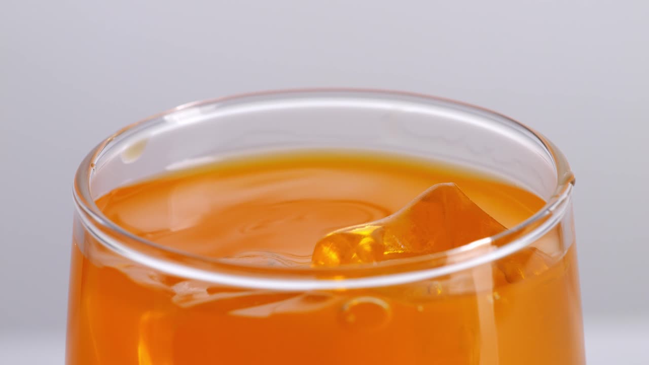 Du jus d'orange avec de la glace dans un verre