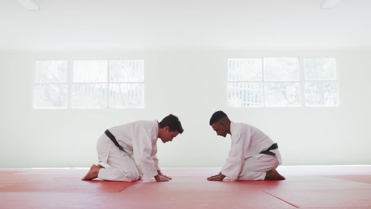 judokas inclinándose para saludarse unos a otros