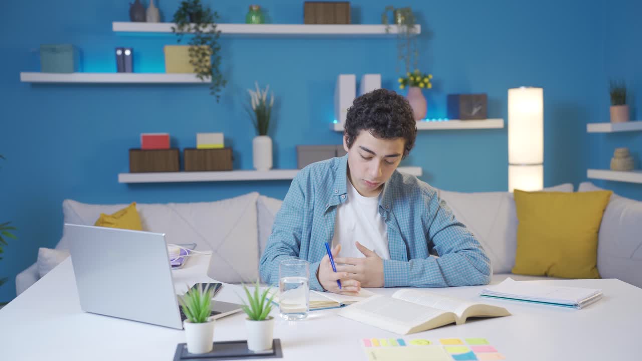 un niño que está aburrido y estresado por estudiar.