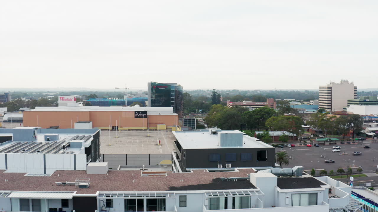imagen aérea de un avión no tripulado descendiendo junto a un complejo de apartamentos en liverpool sydney australia
