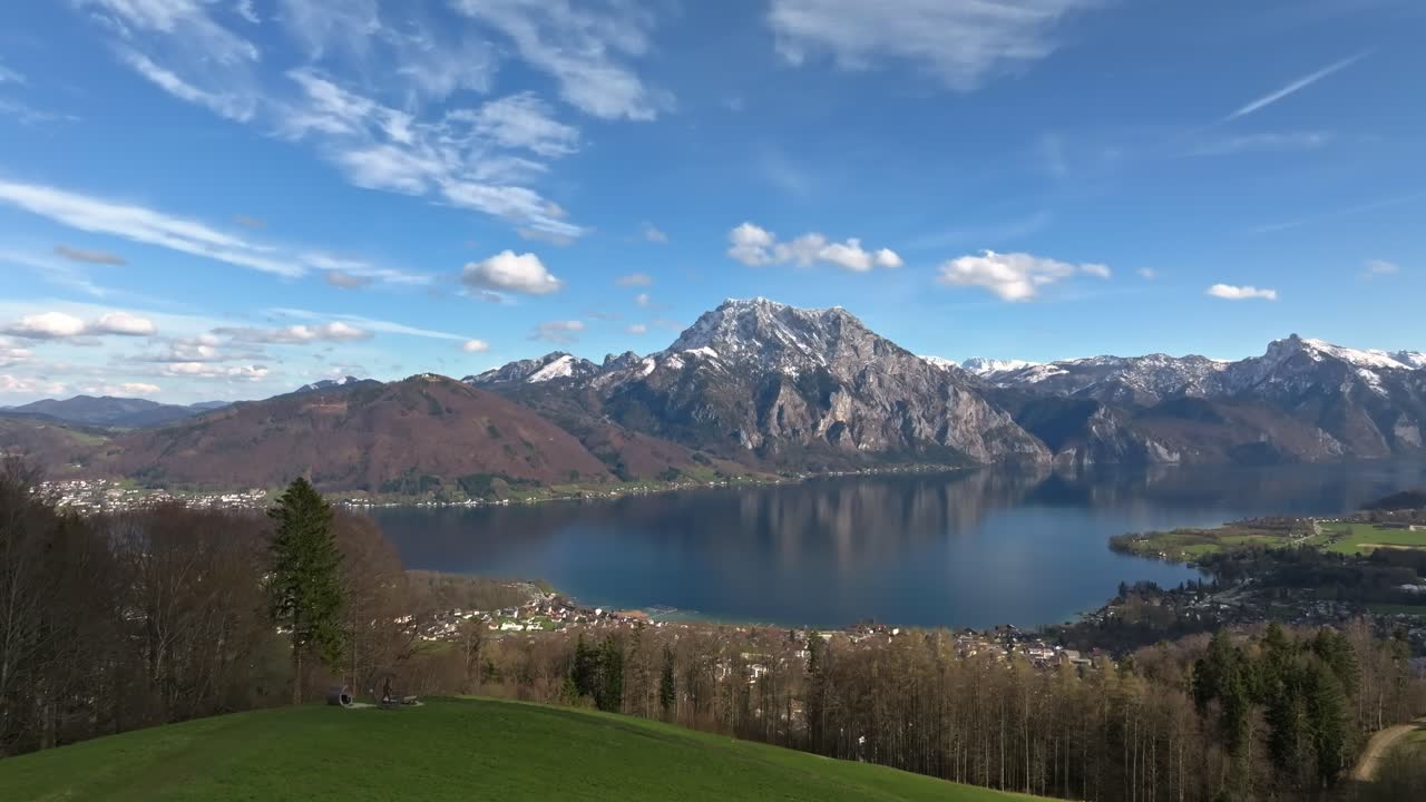 traunstein sobre gmunden y traunseee austria vuelo cinematográfico en el verano