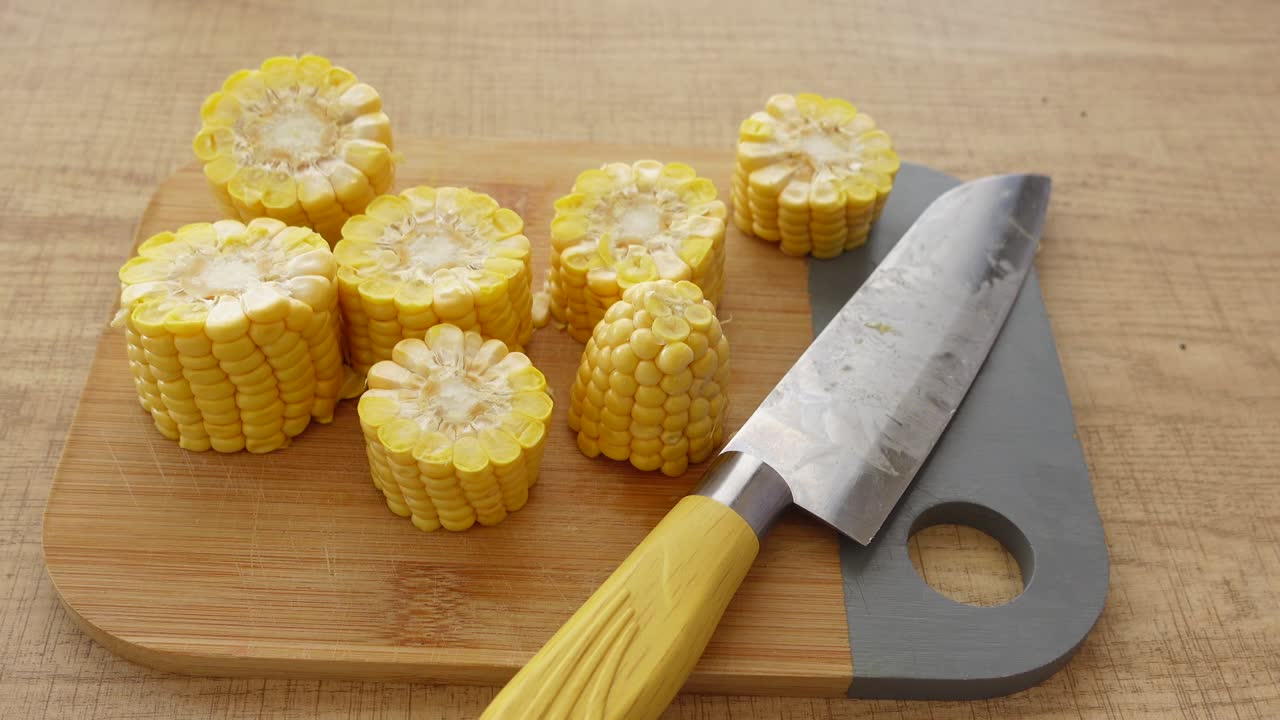 maíz en rodajas en la tabla de cortar con un cuchillo