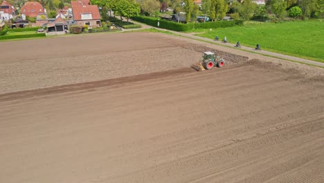 Atemberaubender-Blick-Aus-Der-Vogelperspektive-Auf-Einen-Traktor,-Der-Ein-Grundstück-In-Den-Niederlanden-Pflügt