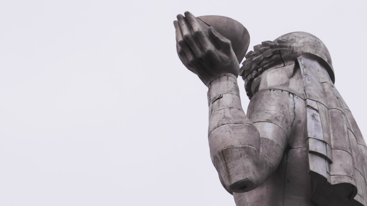 скользящее открытие знаковой статуи картлиса деды в тбилиси, грузия