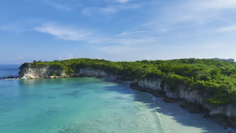 Acantilados-De-Piedra-Caliza-Cubiertos-De-Vegetación-En-La-Playa-De-Macao,-Punta-Cana,-República-Dominicana