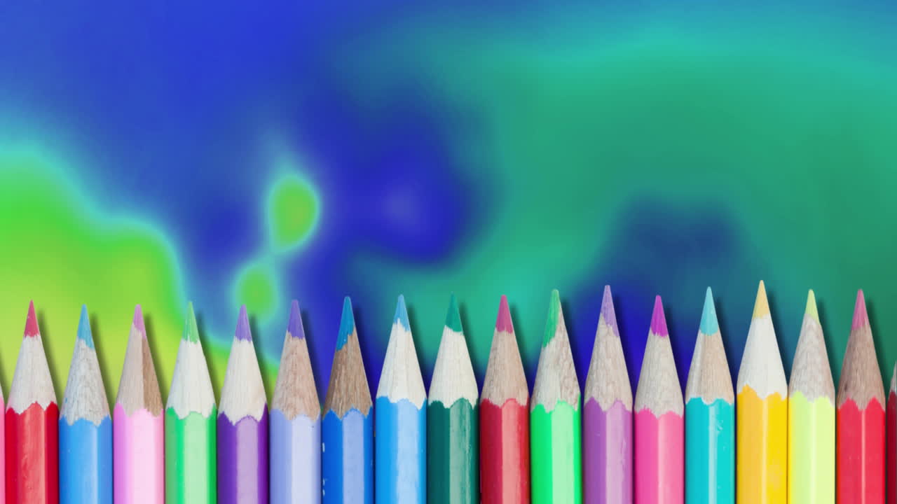 animación de una fila de lápices multicolores sobre un fondo azul y verde