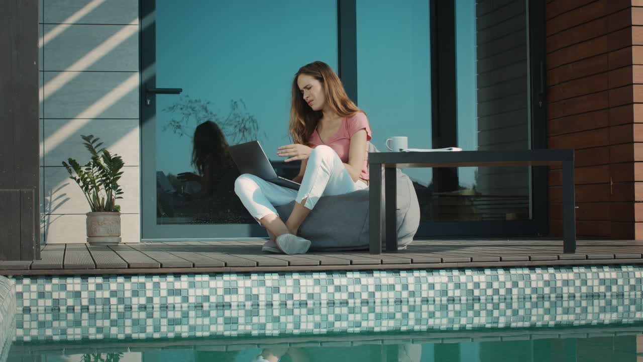 freelancer molesto por problemas de trabajo. trabajadora que siente problemas de negocios.