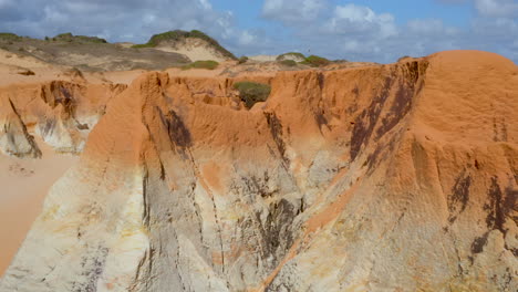 Aerial-view-in-the-middle-of-the-cliffs,-in-a-sunny-day,-Morro-Branco,-Ceara