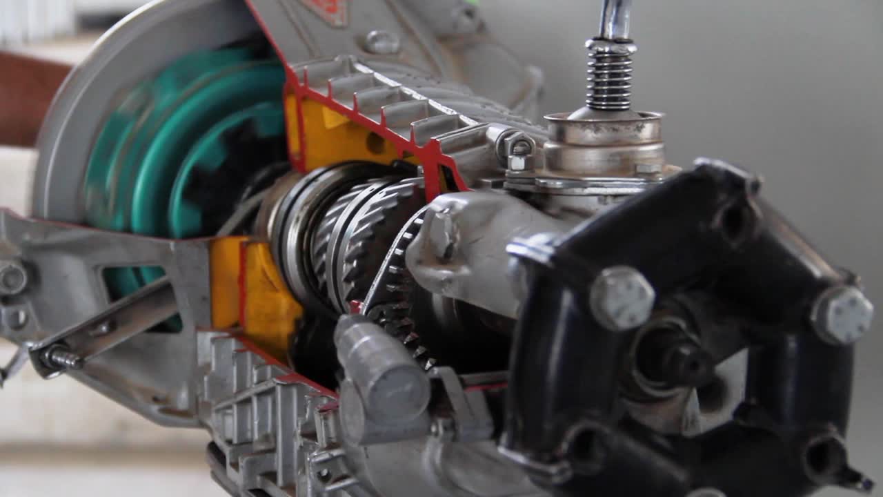 연구소에서 그들은 기계학 학생에게 변속 장치가 작동하는 방법을 손으로 조작할 수 있도록 가르칩니다.