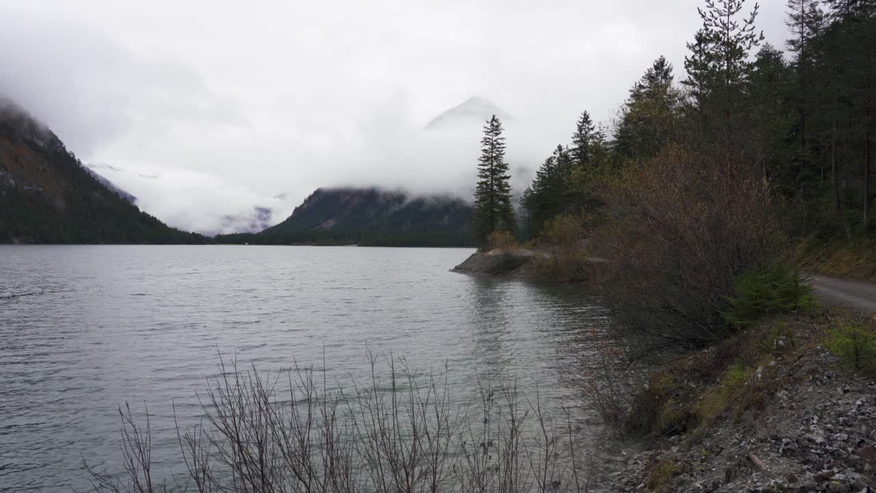 humørfuld vejratmosfære ved heiterwangsee-søen i alperne i tyrol i østrig