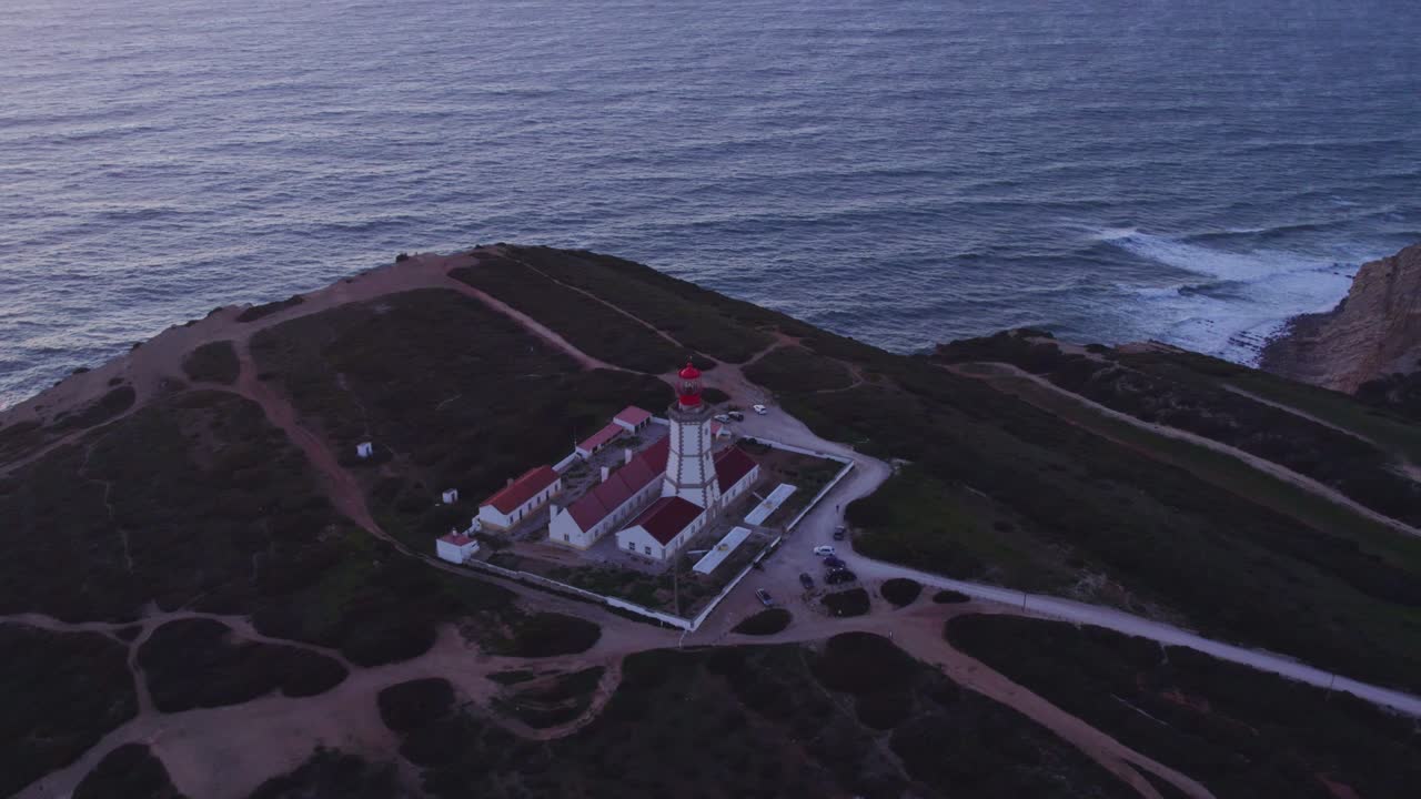 Vista aerea di Cabo Espichel con faro, scogliera, tramonto, che mostra un sereno paesaggio costiero in Portogallo