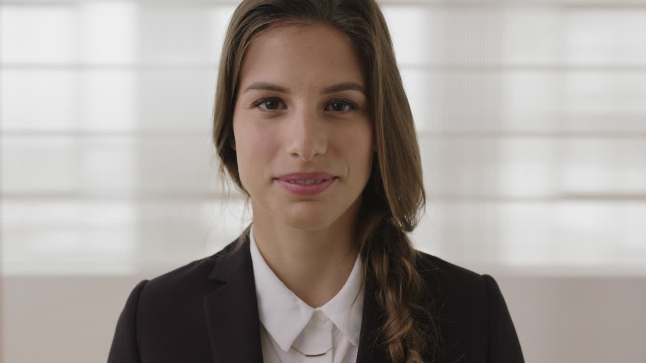 donna d'affari pensosa ritratto di giovane donna caucasica gira la testa sorridendo felice guardando la telecamera indossando un elegante abito formale