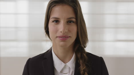 Pensativo-Mujer-De-Negocios-Retrato-De-Una-Joven-Caucásica-Gira-La-Cabeza-Sonriendo-Feliz-Mirando-La-Cámara-Usando-Un-Elegante-Traje-Formal