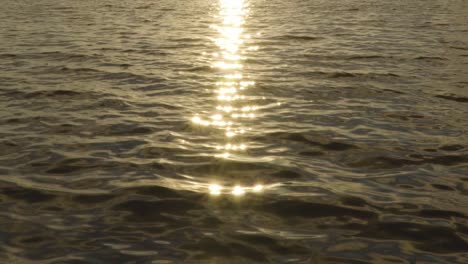 olas de agua del océano con paisaje de rayos de sol reflejados