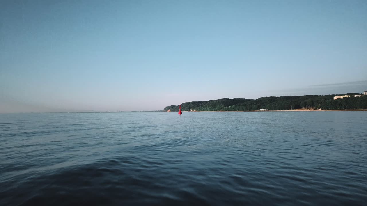 Drone mendekat ke pelampung di Laut Baltik.