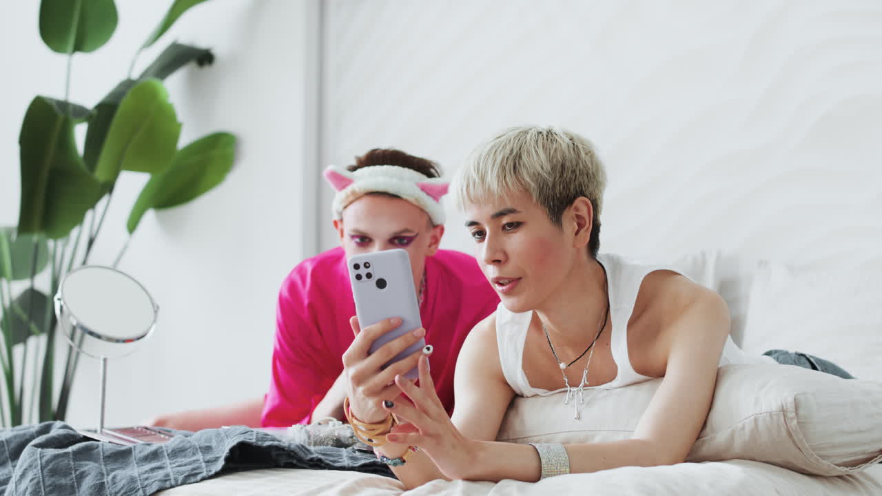 사람들이 대화하고 침대에 앉아 있습니다.