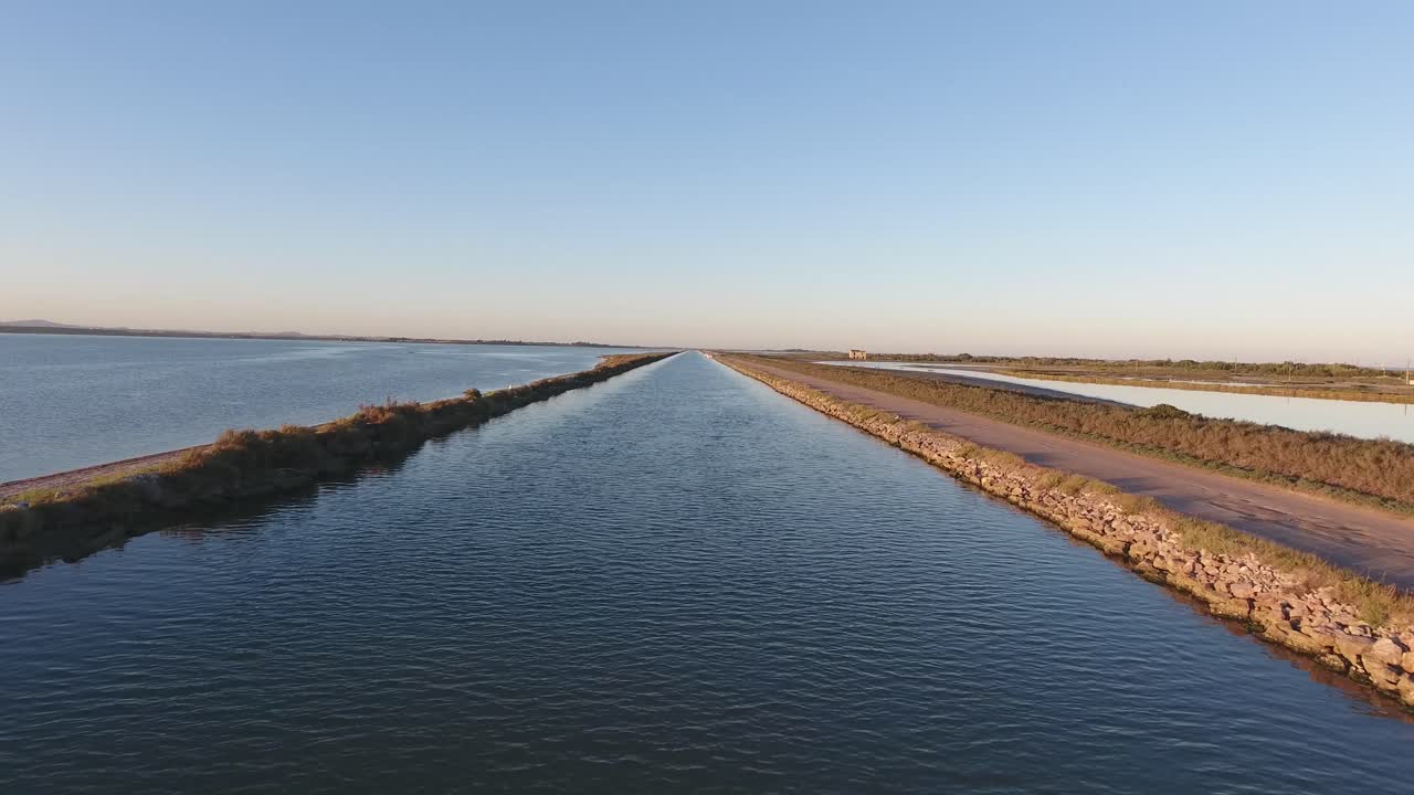 vista aérea de un avión no tripulado volando sobre un canal en el sur de francia.