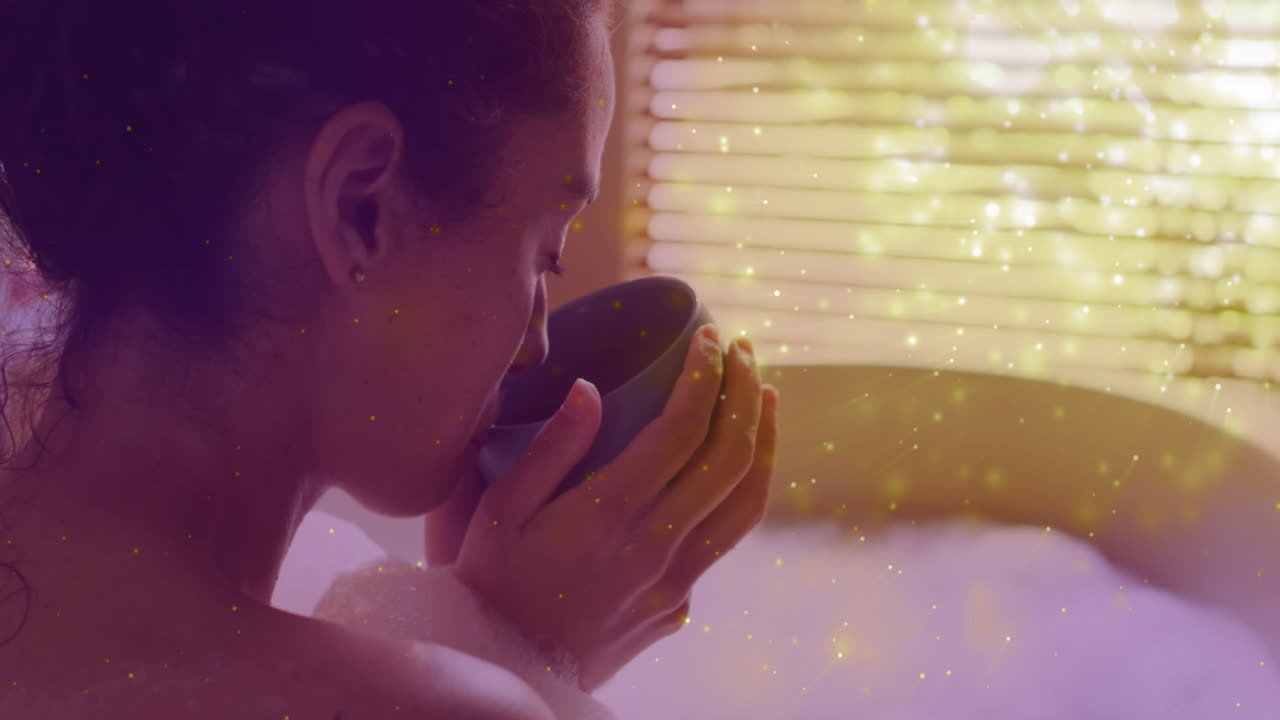 커피 를 마시고 목욕 을 하는 백인 여자 위 에 있는 빛 의 반점 들 의 애니메이션