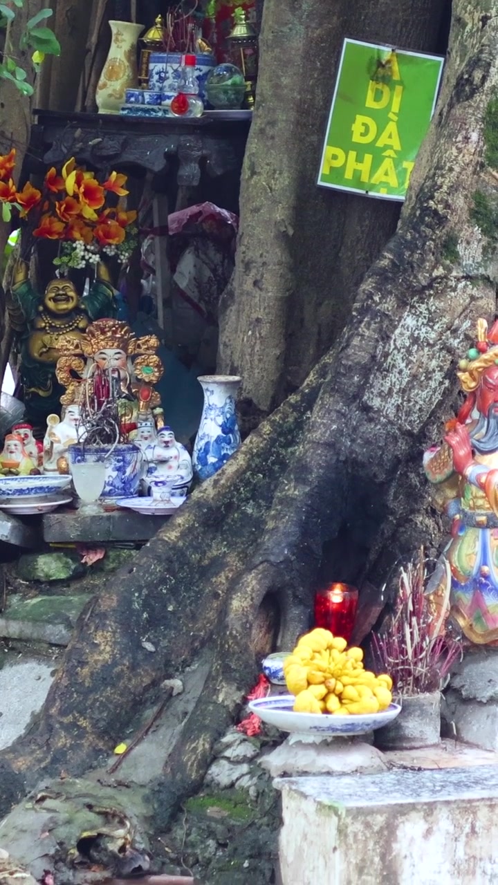 Un rituale sacro presso una statua sacra