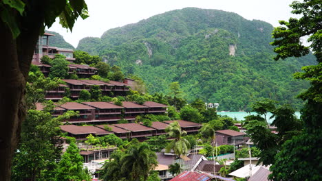 Amplia-Toma-Que-Muestra-El-Complejo-Hotelero-En-La-Isla-De-Koh-Phi-Phi-Y-La-Laguna-Al-Fondo,-Tailandia.