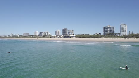 Surfers-In-Maroochydore-Beach-With-Beachfront-Hotels-In-Sunshine-Coast,-QLD,-Australia