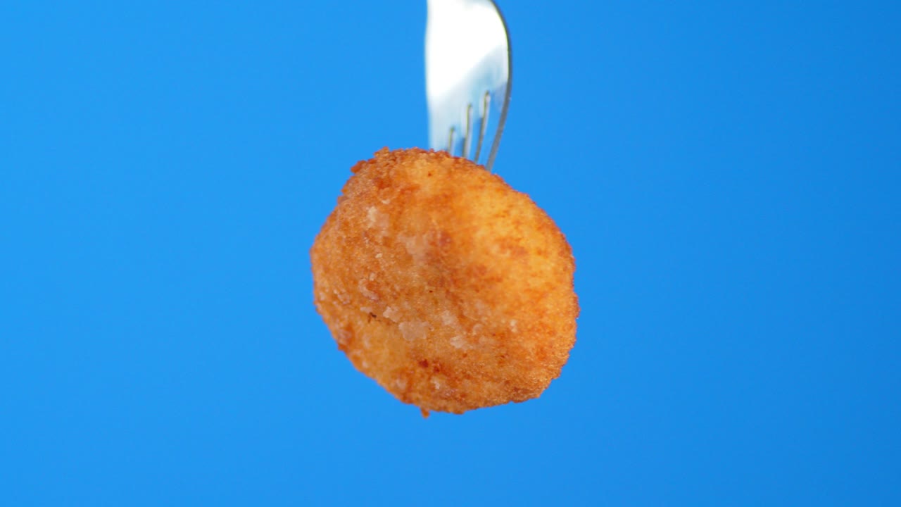 el tenedor con las nuggets de pollo gira lentamente.