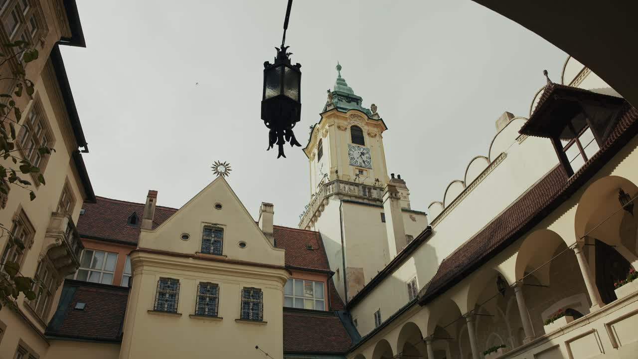 Elegancka wieża zegarowa Ratusza Starego Miasta w Bratysławie wznosi się nad historycznym dziedzińcem