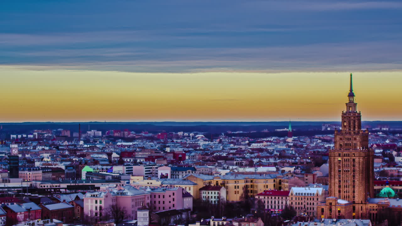 horizonte de la ciudad de riga y torre con cielo vibrante, lapso de tiempo de fusión