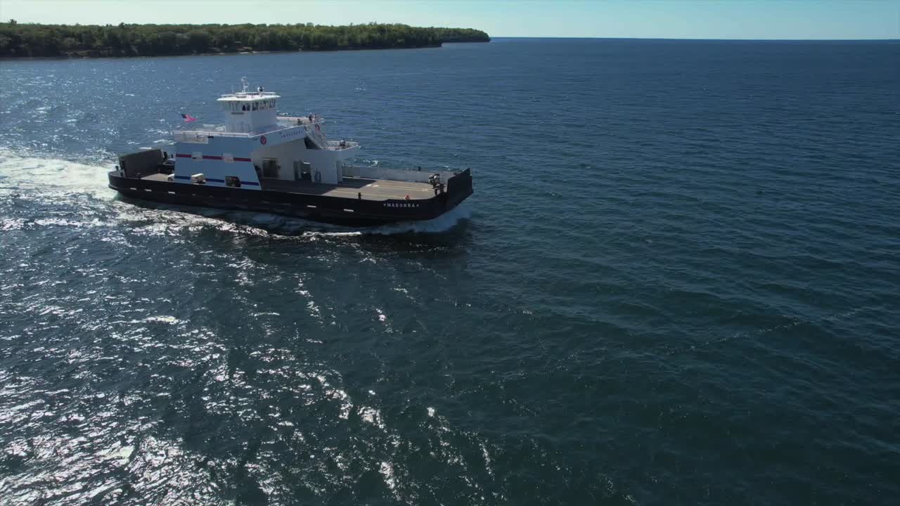 워싱턴 섬 자동차 페리가 포르테를 건너고 있습니다.