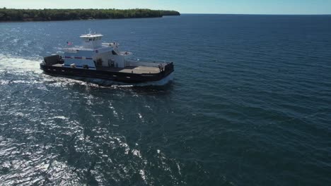 el ferry de automóviles de la isla de washington cruza el puerto