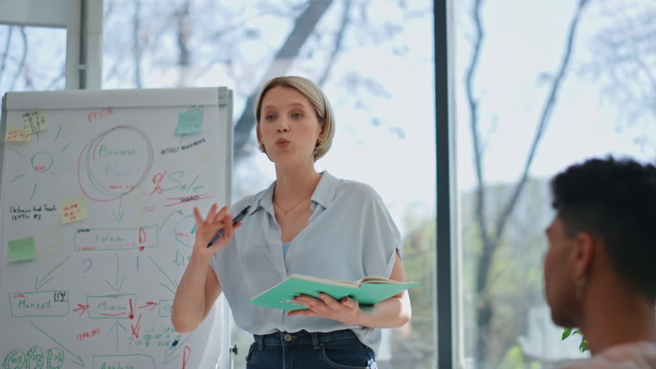 diseñador creativo hablando a la audiencia en la conferencia. presentación del proyecto