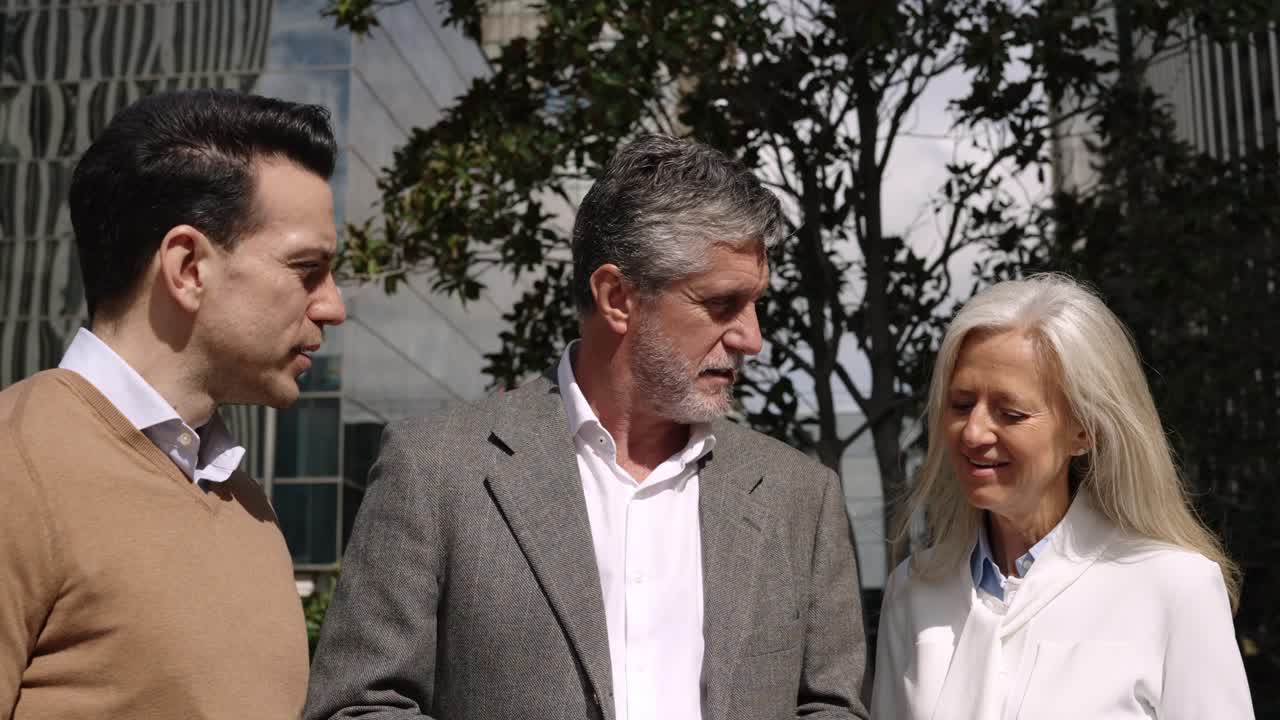 personas de negocios que se reúnen al aire libre