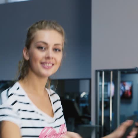 Porträt-Einer-Attraktiven-Frau-Trainiert-In-Einem-Fitnessstudio-1