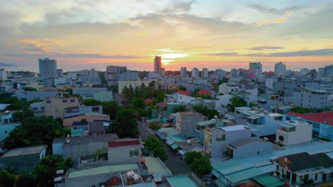 4k-Vuelo-Aéreo-Sobre-La-Ciudad-Vietnamita,-Da-Nang,-Vietnam-Durante-La-Hora-Dorada-Del-Atardecer