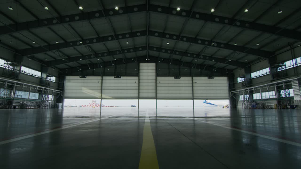 Tom flygplatshangar med flygplan