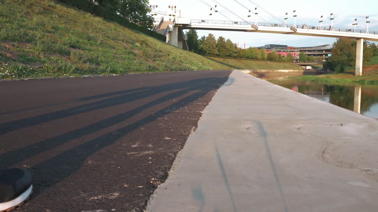 sombras de personas o siluetas caminando en la acera de piedra