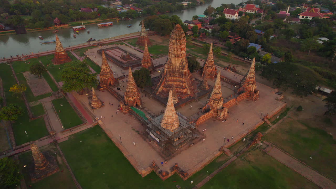 el antiguo templo de wat chaiwatthanaram en ayutthaya al atardecer