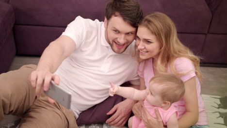 autofoto de una familia feliz con un bebé pequeño. retrato familiar de unión