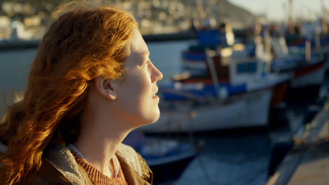 mujer derramando sus ojos en el muelle 4k