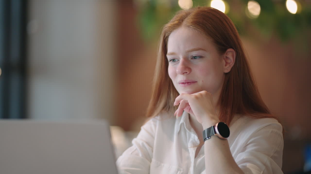 рыжеволосая женщина сосредоточена на дистанционном преподавателе онлайн-репетитор носит наушники конференц-связь на ноутбуке общаться со студентом по веб-камере видео-звонок чат объяснить курс помощь электронного обучения концепция компьютерного образования