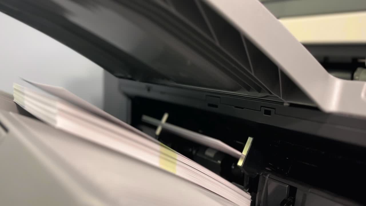 종이를 인쇄하는 산업용 프린터의 정적 샷