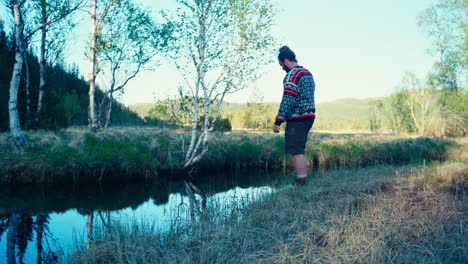 Un-Hombre-Está-Echando-Cebo-En-El-Arroyo---Toma-Estática