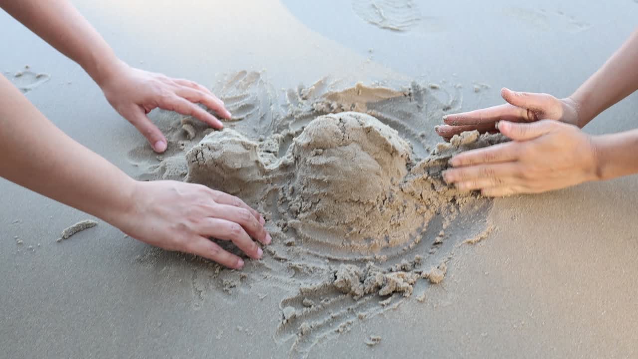 모래 성 을 형성 하고 건설 하는 손 들